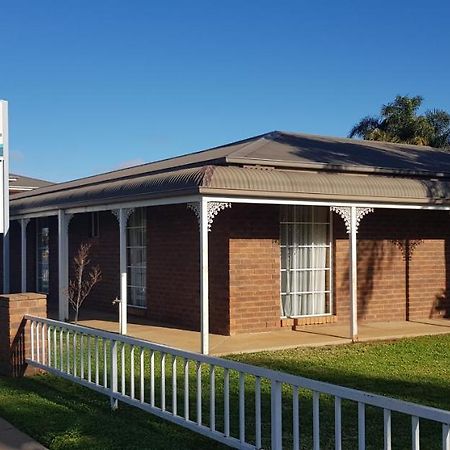Centrepoint Motel Deniliquin Exterior foto
