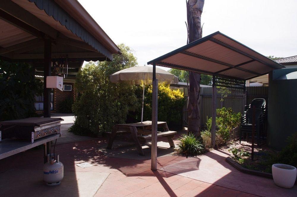 Centrepoint Motel Deniliquin Exterior foto